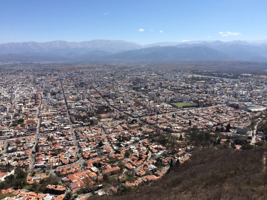 Argentinien - Capital - Salta - Blick auf Salta. Achtgrößte Stadt Argentiniens (600 T Einwohner) und auf nur noch 1.000m Höhe. Wir sind auf der anderen Seite der Anden angekommen