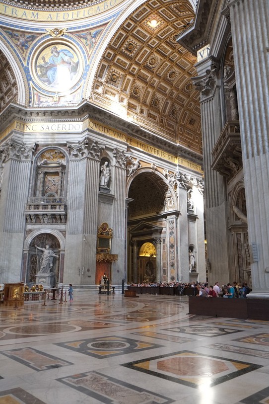 Vatikanstadt - Città del Vaticano - Wie hoch der Petersdom ist, kann man gut daran erkennen, wie klein die Menschen hier wirken.