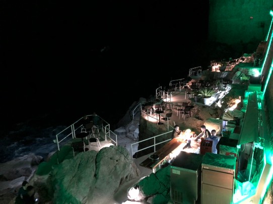 Kroatien - Dubrovnik - Eine Bar vor den Mauern direkt am Meer mit rein theoretisch phänomenalen Blick auf‘s Meer. Nachts halt einfach nur Schwarz mit Meeresrauschen 😃