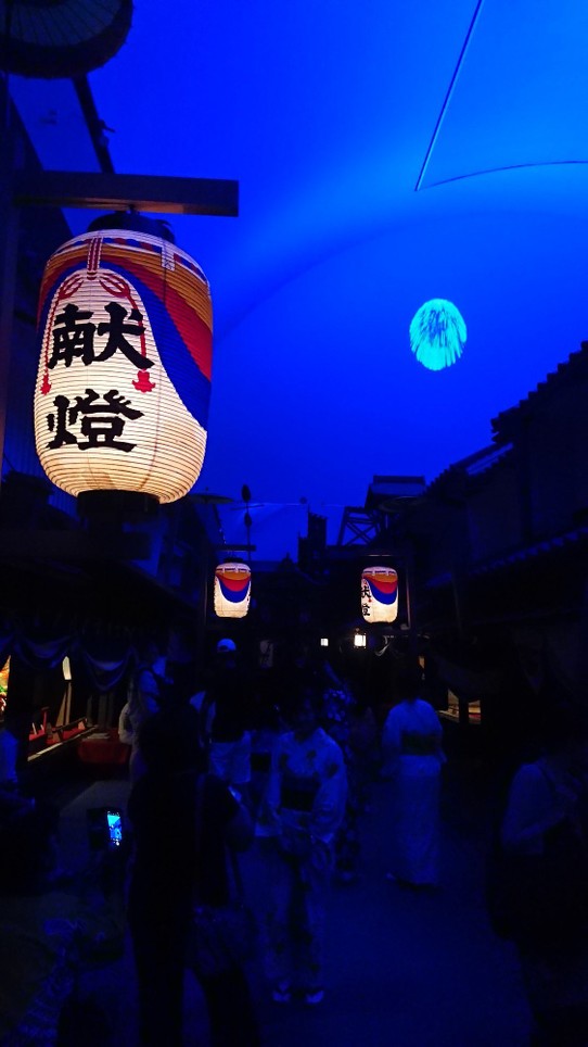 Japan - Suita - Die Nachtsimulation stellt ein Straßenfest dar.