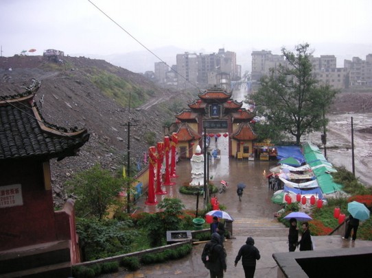China - unbekannt - Blick auf die Totenstadt Fendu, die im Wasser verschwinden wird.