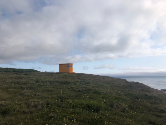 Island - Drangsnes - Auch hier steht wieder ein leuchtend orangener Turm an der Küste. Diese Farbe scheint sich in Island für Leuchttürme oder Ähnliches bewährt zu haben!
