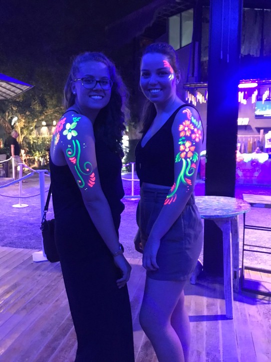 Thailand - Amphoe Kathu - Bodypainting an der Full Moon Party