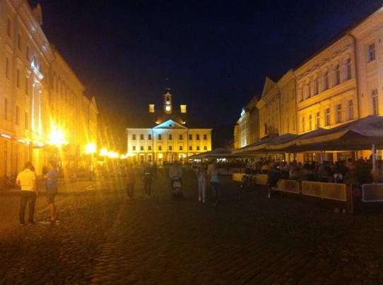 Estonia - Tartu - Tartu bei Nacht: ...sehr lebendige Studentenstadt.