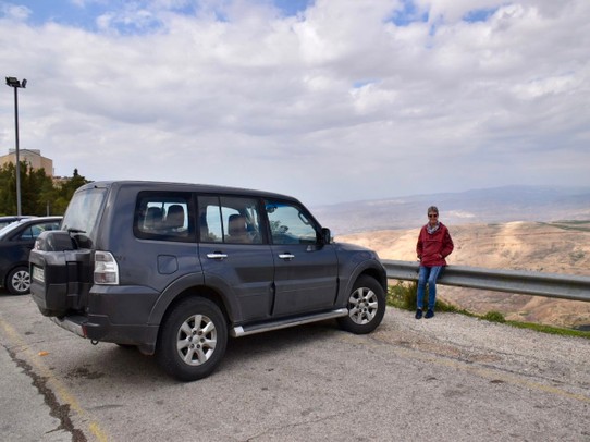 Jordanien -  - Unser kleines Transportmittel brachte uns dann auf den Berg Nebo, auch hier macht das Autofahren richtig Spaß. Blinker braucht man nicht, aber die Hupe ist wichtig. Und wenn das Auto etwas größer ist hat man auch Vorfahrt.