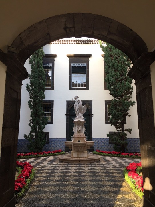 Portugal - Funchal - Zugang zum Innenhof im Rathaus