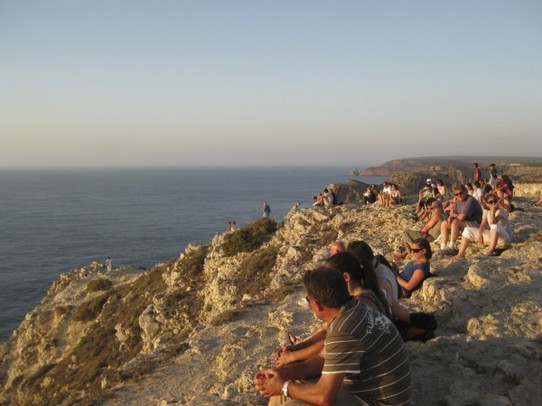 Portugal - Cabo de Sao Vicente - Zum Sonnenuntergang versammeln sich hier jeden Abend die Leute.