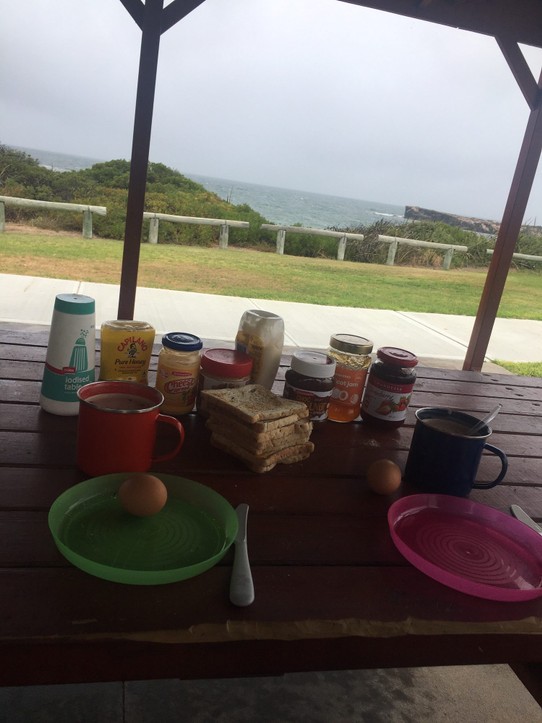 Australien - Lancelin - Nach langer Zeit hat es mal wieder richtig geregnet... und das wo wir doch so schön frühstücken wollten ☹️