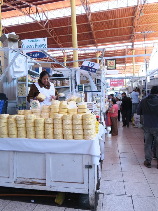 Peru - Arequipa - le marché, fromage de vache frais pressé