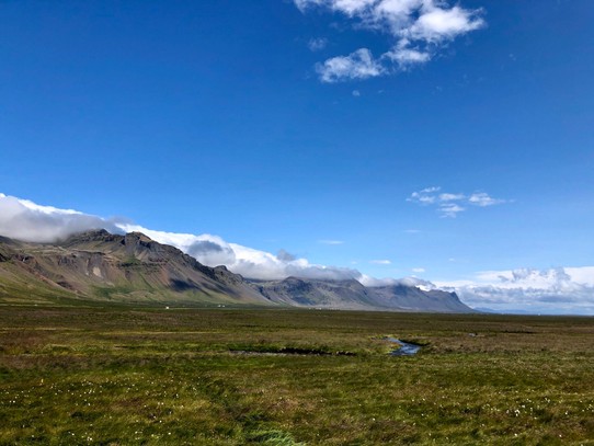 Island - Snæfellsbær - Kurz hinter der Weggabelung, an der wir die Strasse 54, die uns seit gestern begleitet hat, verlassen. Wir sind nun die nächsten Stunden auf der kleineren Strasse 574 unterwegs, die ganz ganz aussen um die Halbinsel herum führt. Blick zurück: Man sieht noch die zugedeckten Berge und die Strasse 54.