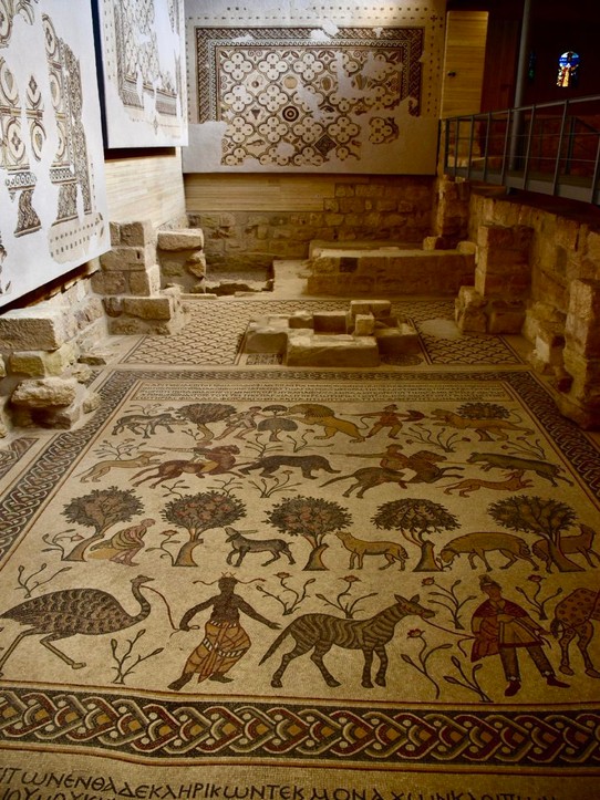 Jordanien -  - Schöne Mosaike auf allen Böden.