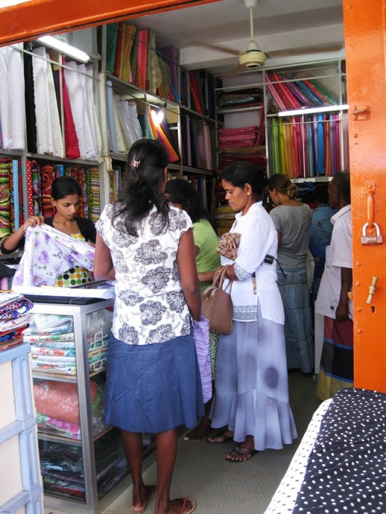 Sri Lanka - Aluthgama - Stoff Shopping