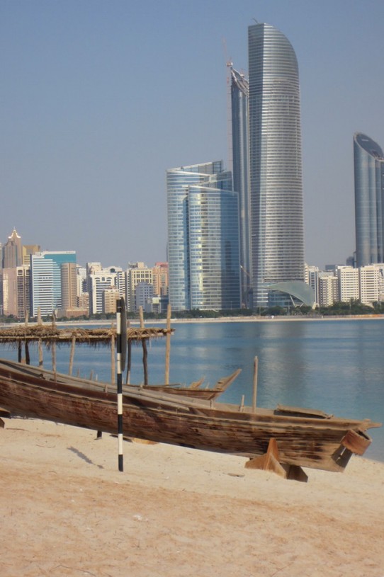  - Abu Dhabi - Skyline und alte arabische Dhau