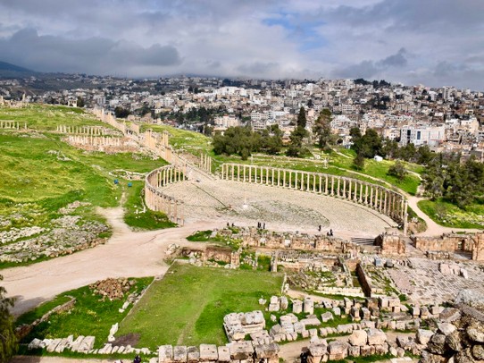 Jordanien - Jarash - Der ungewöhnlichste Teil der Römerstadt ist das Ovale Forum aus dem 1 Jh. 160 Säulen säumen den Platz.