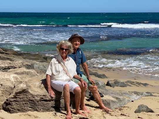 Australien - Shoalwater - Abschnitte mit Limestone Felsen bieten Sitzgelegenheiten und lassen das Wellenspiel beobachten