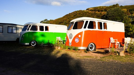 Neuseeland - Bowentown - Unser neuer Campingplatz. Das sind keine Autos, sondern Hütten die zu vermieten sind