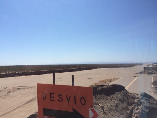 Argentinien - San Juan - Ups -  da hat sich wohl die Wüste die Straße geholt