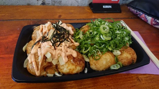 Japan - Ōsaka - Takoyaki ist in Osaka ein "Muss-Man-Gegessen-Haben!"