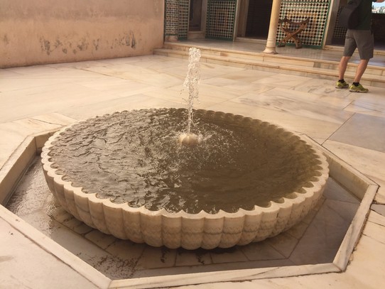 Spanien - Granada - Wasser das Herz der Anlage überall in der Alhambra präsent 
