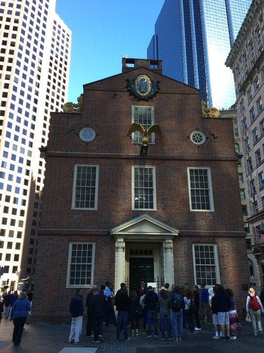  - Vereinigte Staaten, Boston - Das alte State House zeigt beide Seiten - die amerikanische mit dem Adler auf der einen ... 