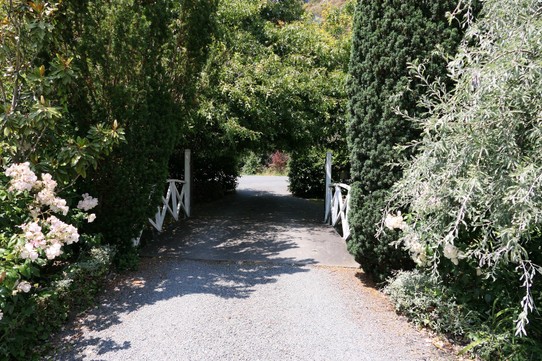 Neuseeland - Sumner - Zufahrt zum Haus führt über eine Brücke