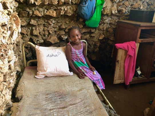 Kenia - Kwale - Bei asha zu Hause mit ihrem neuen Kissen