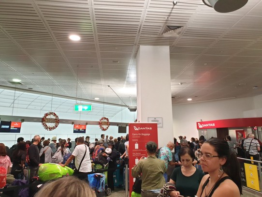 Australia - Sydney - The queue at Melbourne airport to get out hotel
