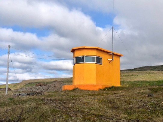 Island - Drangsnes - Das lustige, orangene Häuschen... Keine Ahnung, welchen Zweck es erfüllt, aber man kann von dort sicher gut raus auf den Fjord schauen...