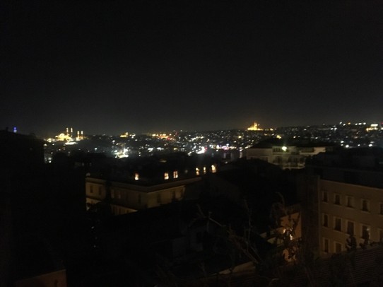 Türkei - Istanbul - Letzter Abend von Ariane und Tobi mit genialem Ausblick über Istanbul mit all seinen Moscheen. 
Hätte man jetzt noch eine gute Kamera dabei... 🙄🤷🏼‍♂️