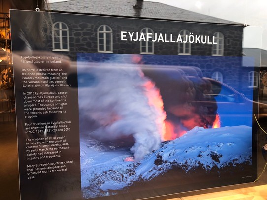 Island - Reykjavík - Auf dem Heimweg zum Apartment entdecke ich im Schaufenster noch das... Ich muss ein wenig schmunzeln, weil Aivar heute mit uns einen Wettbewerb gemacht hat, bei dem wir die korrekte Aussprache vom Eyjafjallajökull gelernt haben... Ich bin eine Isländerin👍