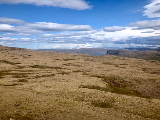 Island - Vesturbyggð - Puh... 10 Minuten weiter. Auf annähernd einspuriger Schotterpiste. Fast hochalpin nun wieder... 😬😲👍 Von da unten hinten aus dem Tal kommen wir... Tolle Wolken... 😍
