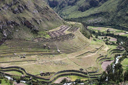 Peru - unbekannt - Llaqtapata-Ruinen, die ersten sichtbaren Spuren auf dem Trek
