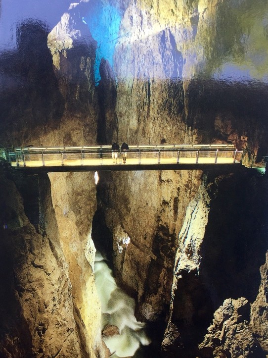 Slowenien - Divača - Brücke über die gigantische Höhlenschlucht
Über dem versunkenen Fluss