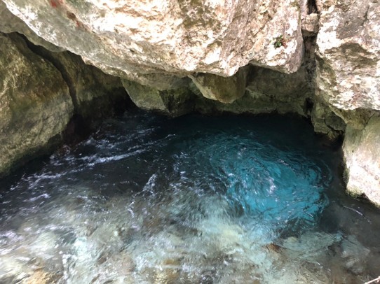 Griechenland - Acherontas - Der Ursprung der Quelle. Aus dem hellblauen Loch sprudelt das Wasser.