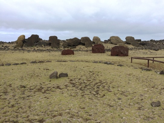 Chile - Hanga Roa - Ausnahmlos alle Moai wurden ursprünglich umgestoßen - auch hier ist unklar, warum