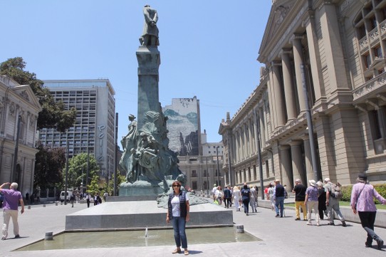 Chile - Valparaíso - Siggi möchte auch einmal Ein Denkmal-sie nimmt schon Maß