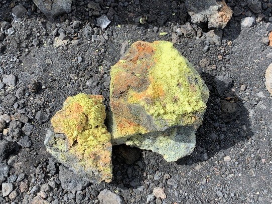 Cap-Vert -  - Pierre volcanique: Mélange de souffre (jaune), de nitrate et de fer 
