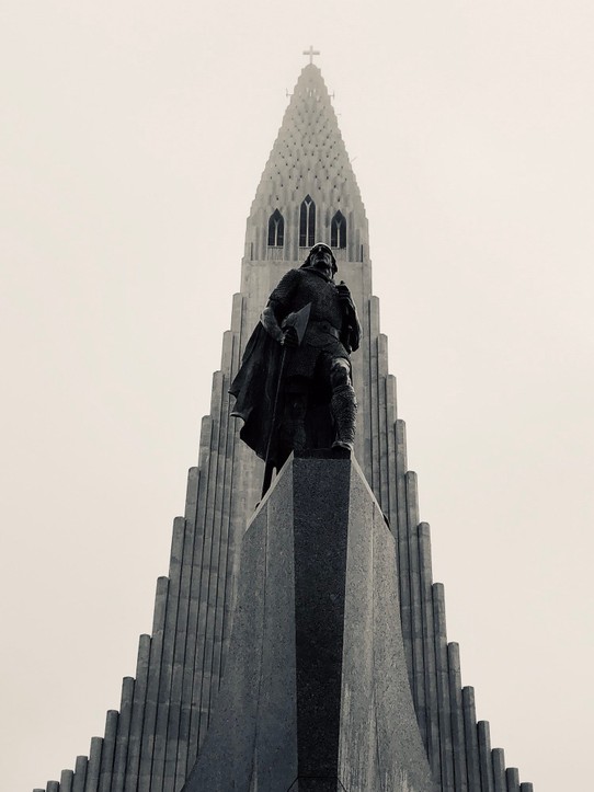 Island - Reykjavík - Die Hallgrimskirkja mit Leiff Erikson im Vordergrund.