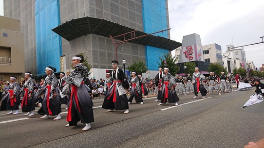 Japan - Aizu-Wakamatsu - Moderner Tanz in traditionellen Kostümen. 