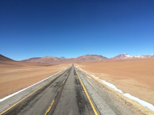 Argentinien - Capital - Salta - 10h Busfahrt durch die Einsamkeit (Chile > Argentinien) einmal quer über die Anden, mit wenig Sauerstoff :)