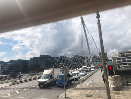 Irland - Dublin - Samuel Beckett Bridge (in Design einer Harfe und um 90 Grad schwenkbar)