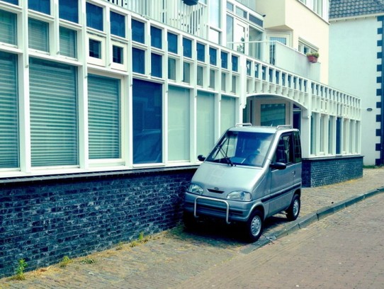 Niederlande - Zandvoort - Die Autos sind hier an die Gehwege angepasst.