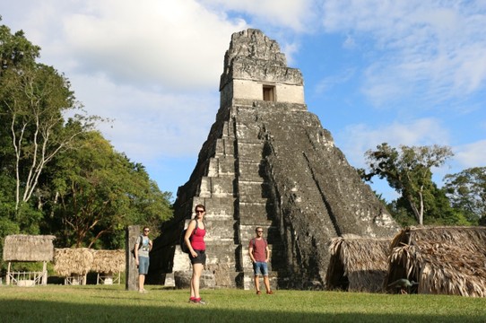 Guatemala - Tikal - Geposed. Man sieht hier, wie groß die Pyramiden im Vergleich zu uns Menschen sind. Damals erbaut ohne Maschinen, ohne Räder und ohne Nutztiere! 