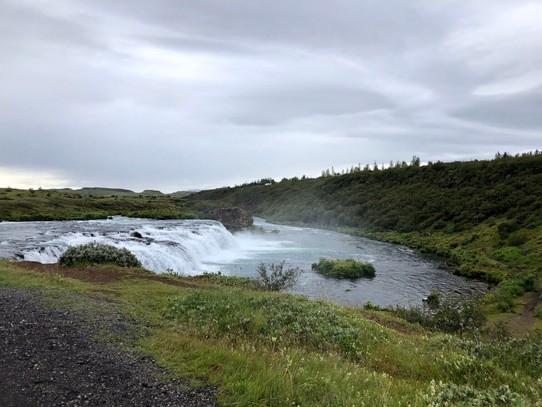 Island - Bláskógabyggð - Von hier oben sieht er klein und fein aus! Von daher hab ich den kiddies gerade erlaubt, ein wenig näher an den Wasserfall heran zu gehen...