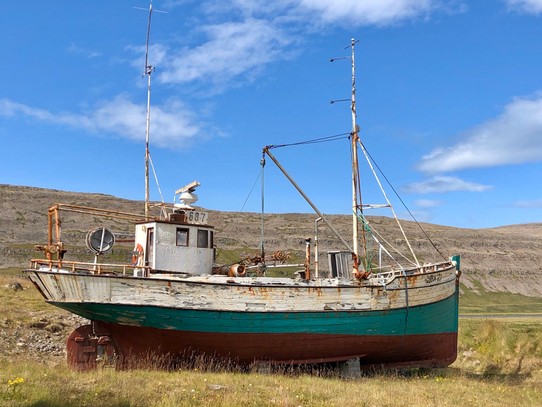 Island - Vesturbyggð - So. Ein altes Schiff steht hier auch noch rum... Echte Sammlerleidenschaft würde ich mal sagen... 😂 Jetzt aber wieder mal weiter. Die Schotterpiste wartet nun auf uns...
