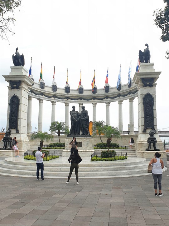 Ecuador - Guayaquil - The Rotunda (with bad Bolivar and San Martin statues)