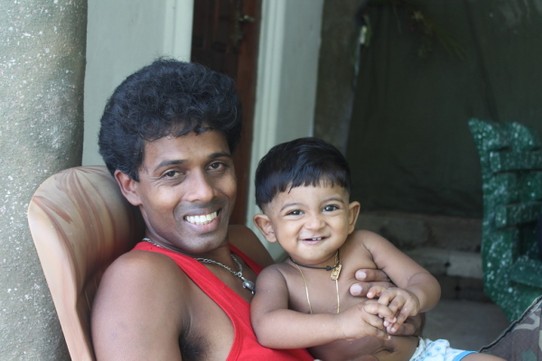 Sri Lanka - Kosgoda - Der Betreiber mit seinem 1-jährigen Sohn