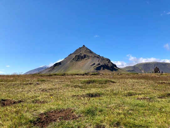 Island - Arnarstapi - „Arnarstapi befindet sich an der äußersten Westspitze von Snæfellsnes etwas östlich von Hellnar. Der zum Vulkansystem des Snæfellsjökull zählende Berg Stapafell (dt. „Der verstopfte Berg“) beherrscht den Ort.“