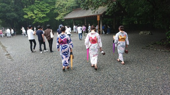 Japan - Ise - Herausgeputzt geht es zum größten Heiligtum des Shintoismus