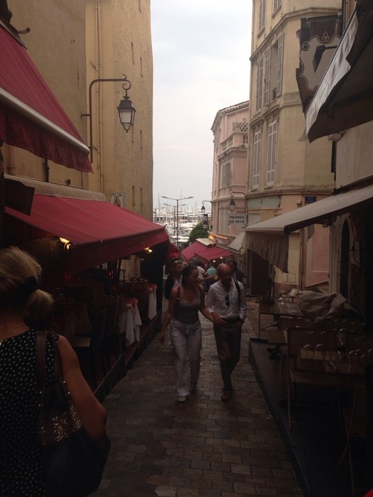 Frankreich - Cannes - Rue d'Antoinne in der Altstadt. Sie hat Charme! Hier kann man lecker essen !